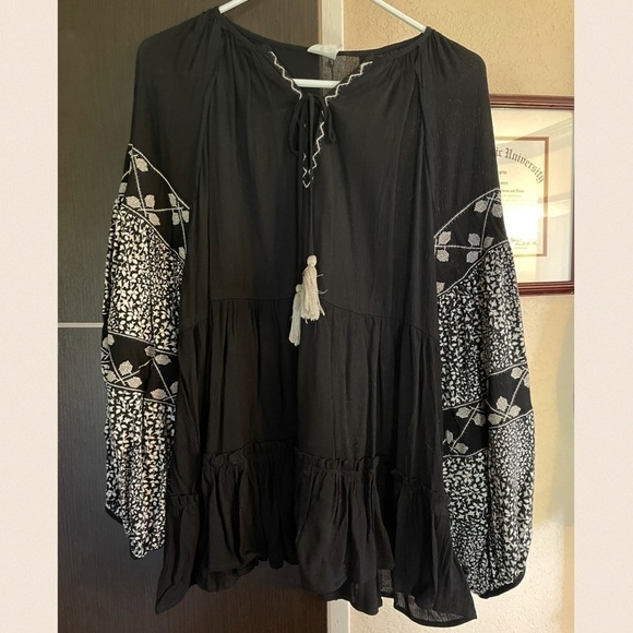 Black Tiered Tunic w/ Tassels & Bubble Sleeve - Picture 6 of 14